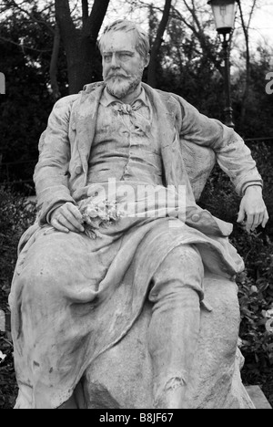 Un monument montrant emil jakob schindler cool assis sur une chaise conçue par Viktor Tilgner Banque D'Images