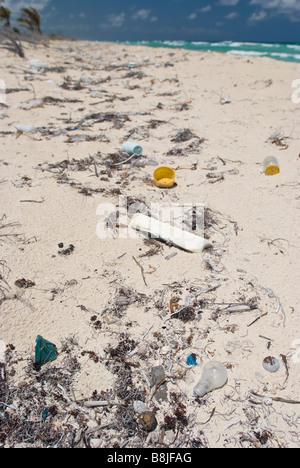 Déchets en plastique s'est échoué sur la plage de sable blanc près de Tulum au Mexique. Banque D'Images