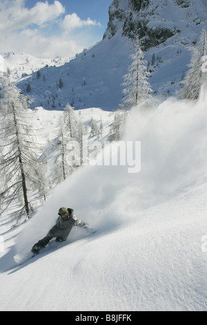 Snowboarder Maciek Swiatkowski descentes de Nassfeld, Autriche Banque D'Images