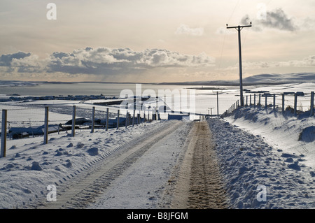 Quholm dh STROMNESS ORKNEY ZONE routes neige glacée vues Scapa Flow à vide, countrylane caisse noire d'hiver Banque D'Images