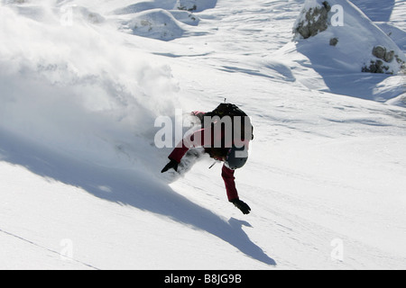 Snowboarder Anne-fleur Eiff s'écraser alors que les descentes de Nassfeld, Autriche Banque D'Images