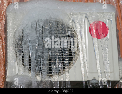 Climatiseur cassé couvertes de glace. Banque D'Images