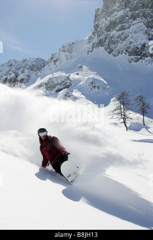 Snowboarder Anne-Fleur Eiff descentes de Nassfeld, Autriche Banque D'Images