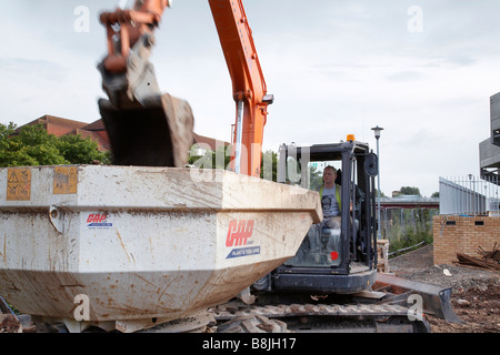 La construction de nouveaux appartements à Taunton cricket club England, UK. Jcb le chargement d'un tombereau de terre. Banque D'Images