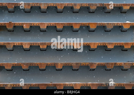 Neige sur une pile d'unités de construction de pont. Banque D'Images