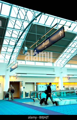 Les voyageurs à la hâte un terminal de l'aéroport Banque D'Images