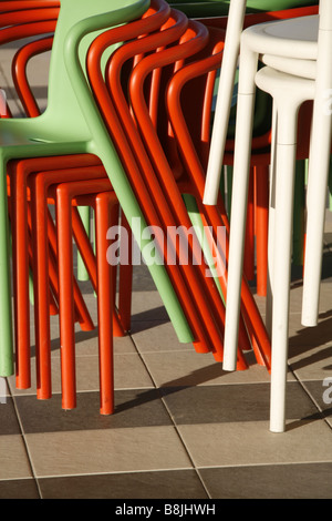 Close up detail of colorful empilés à l'extérieur, des chaises et tables en plastique Banque D'Images