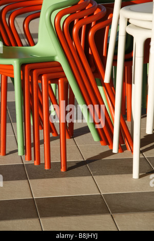 Close up detail of colorful empilés à l'extérieur, des chaises et tables en plastique Banque D'Images