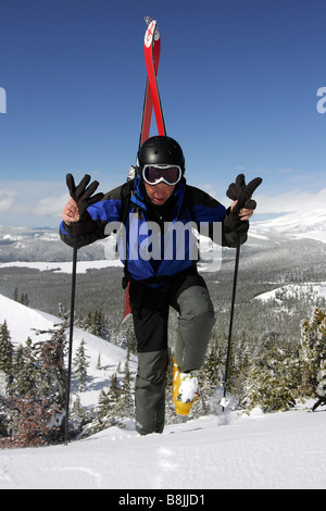 Randonnées de ski au sommet d'une colline près de Mount Hood dans l'Oregon aux États-Unis Banque D'Images