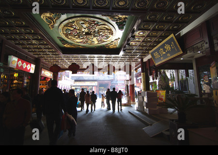 Les foules se rassemblent dans les marchés du vieux Shanghai, Chine pour faire du shopping. Une attraction touristique dans toute l'Asie, les gens viennent à elle. Banque D'Images