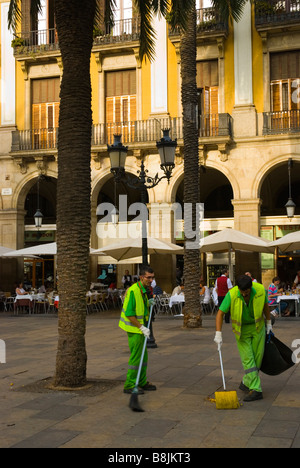 Les nettoyeurs de rue à Placa Reial dans Barri Gotic de Barcelone Espagne Europe Banque D'Images