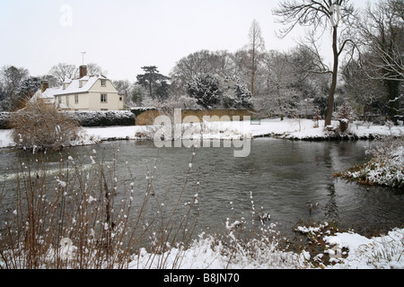 Dans la 'Fomerey snow' Mill Pond dans une importante chute de neige, l'hiver sur la rivière Cam, Cambridge, Angleterre. Banque D'Images