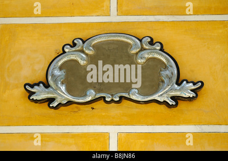 Détail de l'ornement métallique châssis avec éléments décoratifs sur mur jaune Banque D'Images