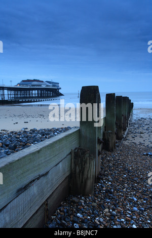 "Défense" des épi, plage de Cromer et jetée de Cromer, Norfolk, England, UK Banque D'Images