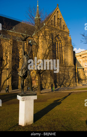 La place Namesti Miru avec peace statue et Sv Ludmila église dans le quartier de Vinohrady de Prague République Tchèque Europe Banque D'Images