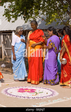 Madurai Tamil Nadu Inde Thiruchuli Village Pongal célébration Rangoli concurrents Banque D'Images