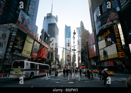 Centre de Times square dans la journée avec les piétons et bus métro new york city new york USA Banque D'Images