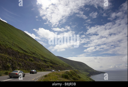 Les voitures sur la route autour de l'Iveragh Anneau du Kerry County Kerry, République d'Irlande Banque D'Images