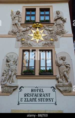 L'extérieur de l'hôtel U Zlate Studny Restaurant et dans la vieille ville de Prague République Tchèque Europe Banque D'Images