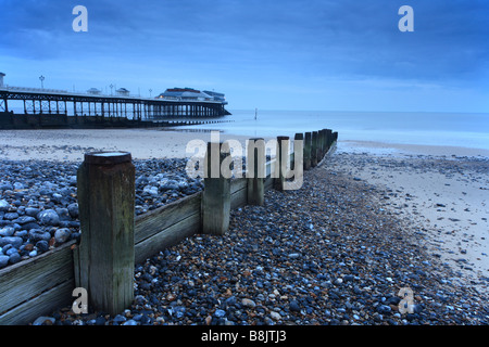 Jetée de Cromer, plage épi, à l'aube à la recherche sur la plage à la mer, Norfolk, East Anglia, Royaume-Uni Banque D'Images