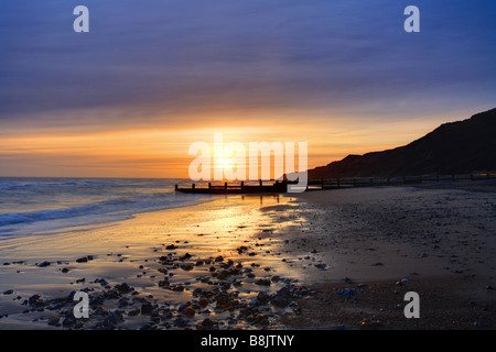 Lever du Soleil à Overstrand Cromer vers la plage, avec le soleil qui s'élève au-dessus de la mer du Nord, Norfolk, East Anglia, Angleterre. Banque D'Images