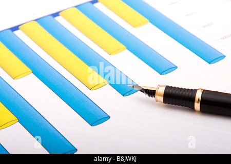 Détail d'un stylo, calculatrice et quelques cartes d'affaires selective focus Banque D'Images