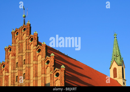 Coucher de soleil ombres sur le toit de l'église Saint-Jean, à Riga, Lettonie Banque D'Images