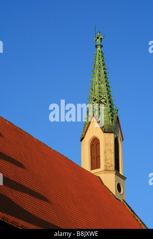 Coucher de soleil ombres sur le toit de l'église Saint-Jean, à Riga, Lettonie Banque D'Images