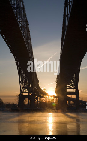 Port Huron au Michigan Le pont Blue Water à travers la rivière St Clair reliant les États-Unis et le Canada Banque D'Images