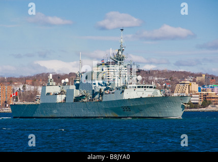 Une frégate de classe Halifax NCSM Toronto (FFH 333) part du port de Halifax. Banque D'Images