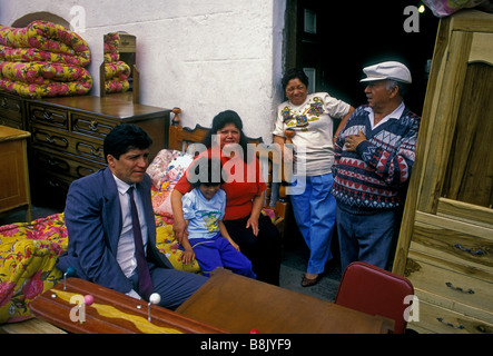 Famille équatorien, magasin de meubles, La Ronda District, ville de Quito, Quito, Pichincha Province, l'Équateur, en Amérique du Sud Banque D'Images