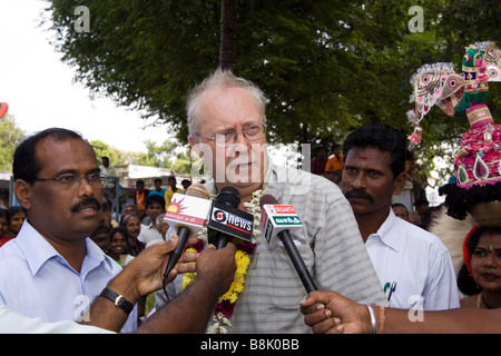 Madurai Tamil Nadu Inde Thiruchuli Village Pongal festival man d'être interviewé par la télévision indienne Banque D'Images