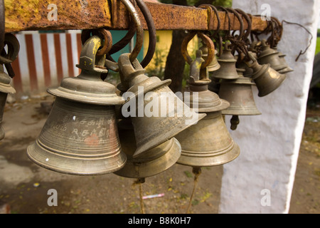 Madurai Tamil Nadu Inde Thiruchuli Village Temple Hindou grappe de petites cloches en laiton Banque D'Images