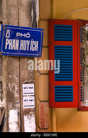 Rouge et bleu avec obturateur road sign, Quartier Français de Hanoi, Vietnam Banque D'Images