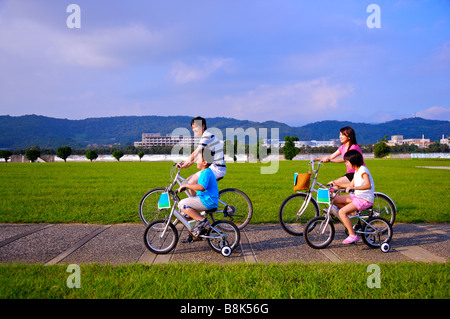 Famille avec deux enfants sur l'ensemble des bicyclettes d'équitation Banque D'Images