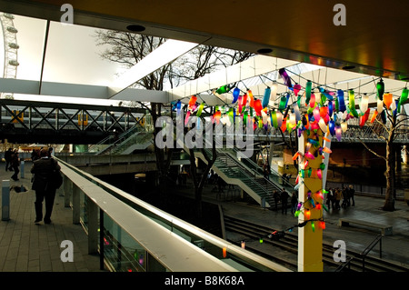 Lanternes colorées/bouteille recyclé les lumières à London's South Bank Banque D'Images