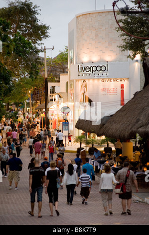 Les touristes en Quinta avenue à la soirée Playa del Carmen Mexique Banque D'Images