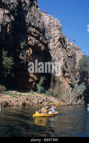 Le parc national de Nitmiluk Cliffs River deux personnes en canoë KATHERINE GORGE TERRITOIRE DU NORD AUSTRALIE Banque D'Images