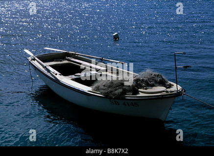 Bateau de pêche en bois typique avec des filets de pêche ancré à une baie, croate Banque D'Images