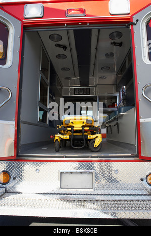 Intérieur de l'ambulance vide et Gurney Banque D'Images