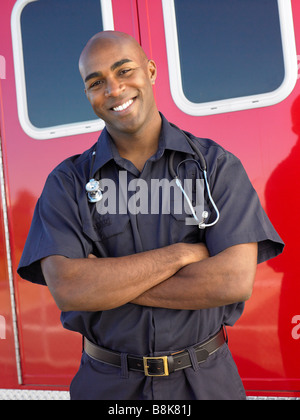 Portrait d'ambulancier dans l'ambulance de l'avant Banque D'Images