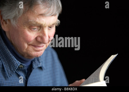 Senior man reading a book Banque D'Images