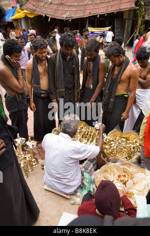 Inde Madurai Tamil Nadu Pongal Harvest Festival pèlerins hindous l'achat d'art de souvenirs Banque D'Images