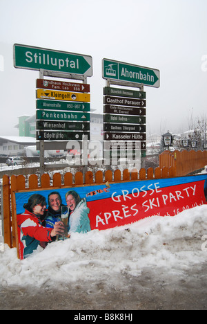Panneaux de circulation et les panneaux d'Mayrhofen Autriche Tyrol Banque D'Images