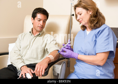 Patient Infirmière à travers le tube d'injection Banque D'Images
