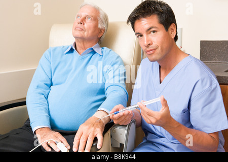 Donner une injection Patient Infirmière Banque D'Images