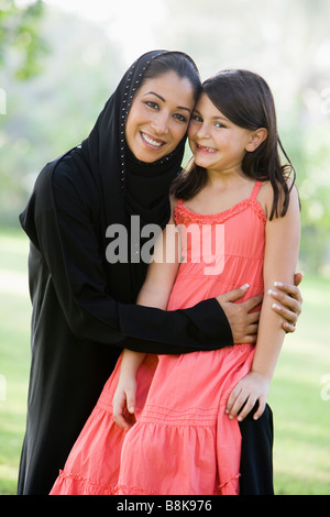 Femme et jeune fille à l'extérieur dans un parc smiling (selective focus) Banque D'Images