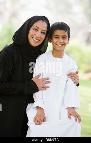 Femme et jeune garçon à l'extérieur dans un parc smiling (selective focus) Banque D'Images