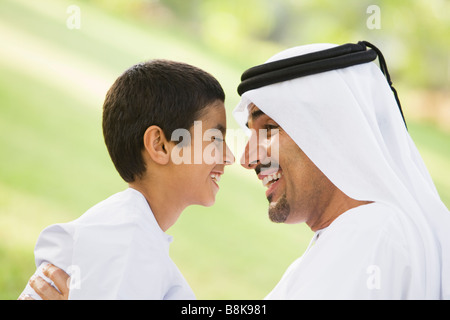 L'homme et jeune garçon à l'extérieur dans park smiling (selective focus) Banque D'Images