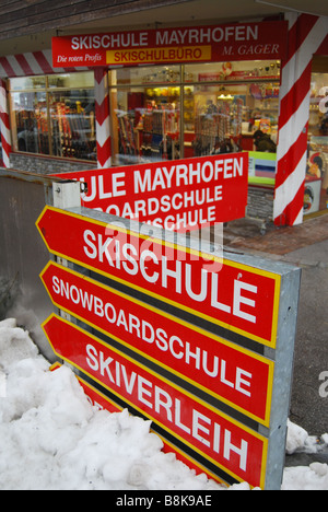 Publicité Les tableaux d'école de ski Mayrhofen Autriche Tyrol Banque D'Images